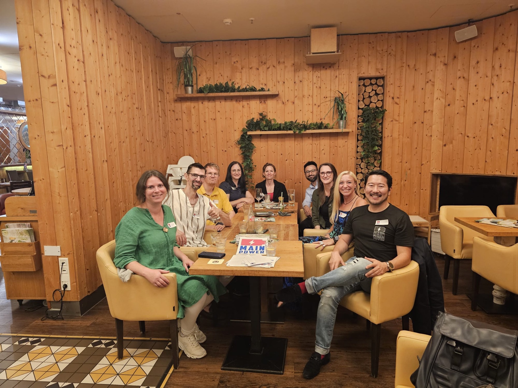 Main-Power-Community in warmer Restaurantatmosphäre